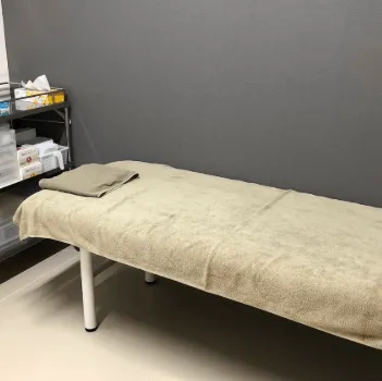 当山美容形成外科のイオン導入を受ける施術室