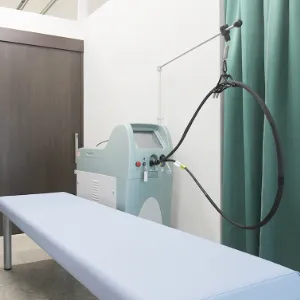 よつば会クリニック 大阪2院のジェントルマックスプロによる施術を受ける施術室