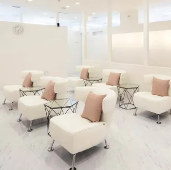 エミナルクリニックの医療ハイフを受ける前の待合室