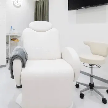 プライベートスキンクリニックのヒアルロン酸注射を受ける前の待合室