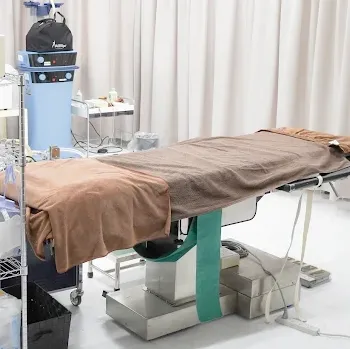 東京美容外科 大阪1院の肩ボトックスを受ける施術室