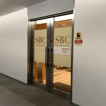 湘南美容クリニック 全国251院のメンズ医療脱毛を受けるクリニックの入り口