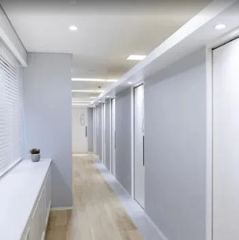 こばとも皮膚科のポテンツァを受ける医院の院内の様子