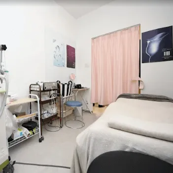 桑園オリーブ皮膚科クリニックのイオン導入を受ける施術室