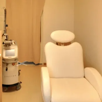 須田スキンケアクリニックのイオン導入を受ける前の施術室