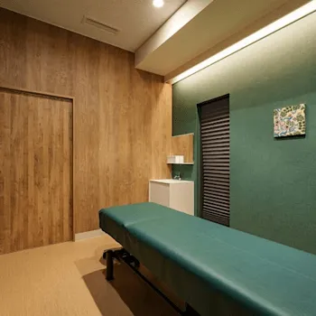 仙台駅ちゅら皮ふ科のフォトフェイシャルを受ける処置室