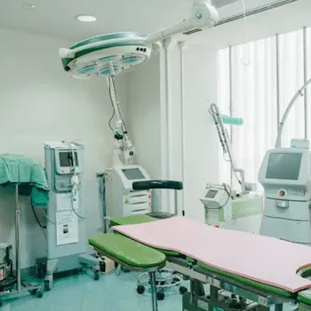 共立美容外科 仙台院のフォトフェイシャルを受ける処置室