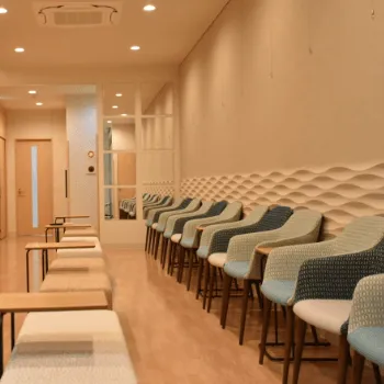 おかだしゅうこ皮ふ科のイオン導入を受ける前の待合室