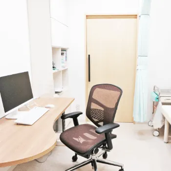 おかだしゅうこ皮ふ科のイオン導入を受ける前の診察室