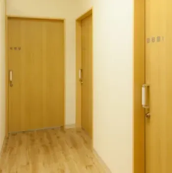 ファミリア皮膚科長町のイオン導入を受ける医院の院内の様子