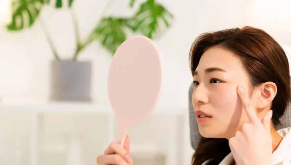TCBで鏡を見る女性