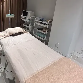 LIGHT CLINIC 東京1院のジェントルマックスプロによる施術を受ける施術室