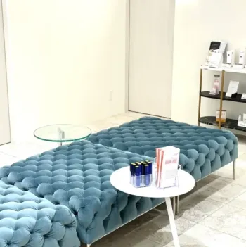 表参道メディカルクリニック 東京4院の医療ハイフを受ける前の待合室