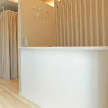 ALMOND CLINICのイオン導入を受ける前の受付