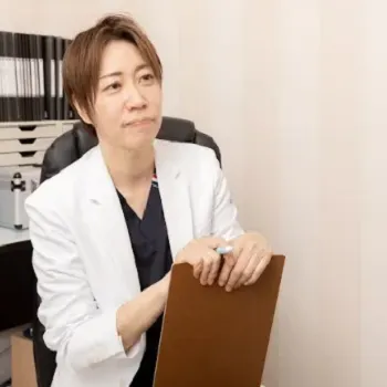 GINZA AYUMi CLINICのモフィウス8の施術を担当する医師