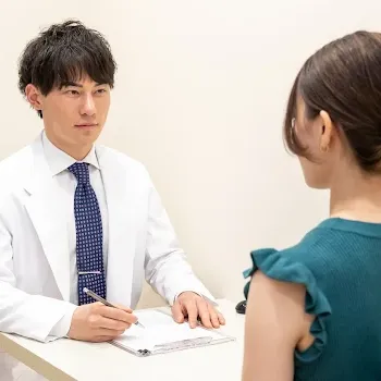 ピオーネビューティークリニックのオンダリフトを受ける前の診察の様子