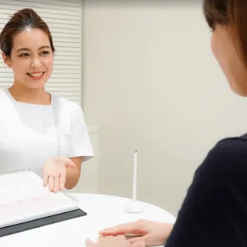 横浜マリアクリニックのイオン導入を受ける前のカウンセリングの様子