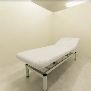 TCB 横浜3院のイオン導入を受ける施術室