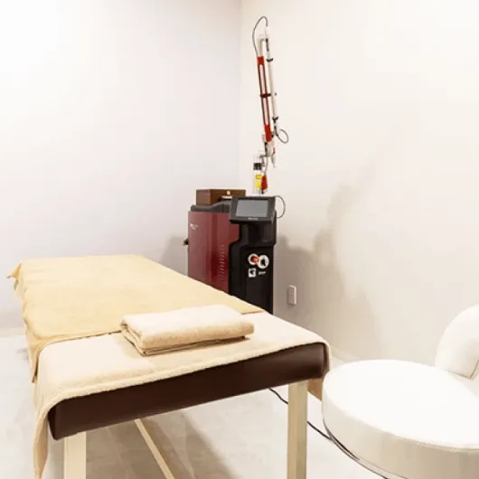 LuxeBeautyClinicのジェントルマックスプロによる施術を受ける施術室