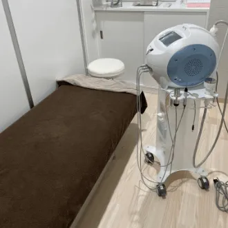 村本クリニックのジェントルマックスプロによる施術を受ける施術室