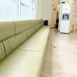 よつば会クリニック 伊丹院の都度払いの医療脱毛を受ける前の待合室