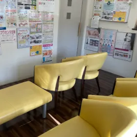 川越ヒフ形成外科クリニックの都度払いの医療脱毛を受ける前の待合室