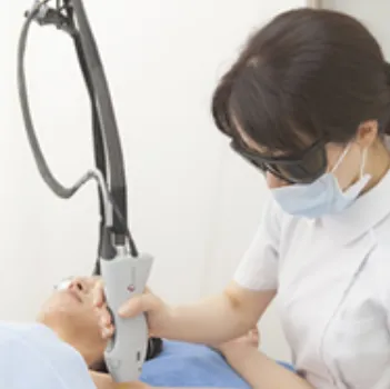 きぬがさクリニック 難波院の都度払いの医療脱毛を受ける様子