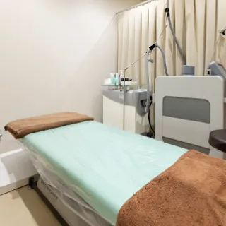樹のひかり形成外科・皮ふ科 奈良本院の都度払いの医療脱毛を受ける施術室