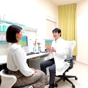 いわさか皮フ科クリニックの都度払いの医療脱毛を受ける前の診察の様子