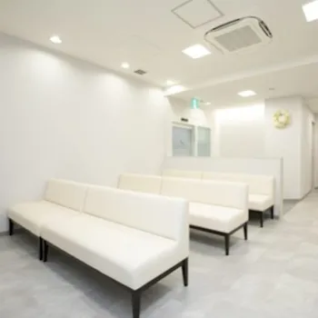 阪急西宮ガーデンズ皮フ科スキンクリニックの都度払いの医療脱毛を受ける前の待合室