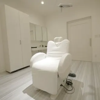 東京ヒルズクリニック岡崎院の都度払いの医療脱毛を受ける施術室