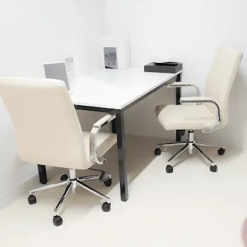 東京美容外科 沖縄院のヒアルロン酸注射を受ける前の待合室