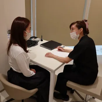 AMALILA BEAUTY CLINICのサブシジョンを受ける前のカウンセリングの様子