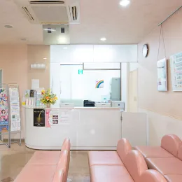 麗皮フ科・形成外科クリニックの都度払いの医療脱毛を受ける前の待合室