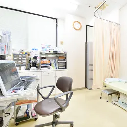麗皮フ科・形成外科クリニックの都度払いの医療脱毛を受ける前の診察室 