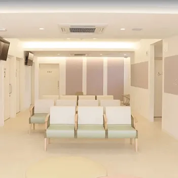 中央図書館前皮ふ科のジェントルマックスプロによる施術を受ける医院の待合室