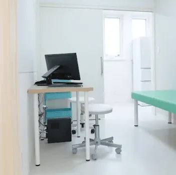 中央図書館前皮ふ科のジェントルマックスプロによる施術を受ける医院の診察室