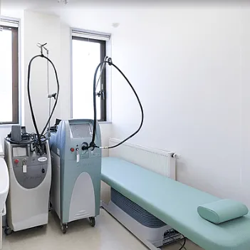 平岡皮膚科スキンケアクリニックのジェントルマックスプロによる施術を受ける施術室