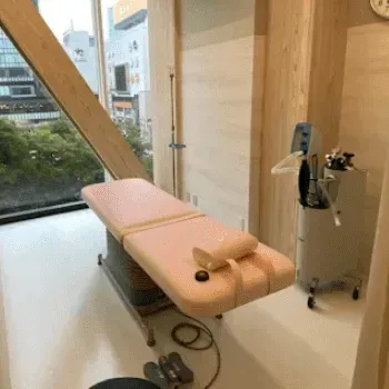 レナトゥスクリニック 仙台院のジェントルマックスプロによる施術を受ける施術室