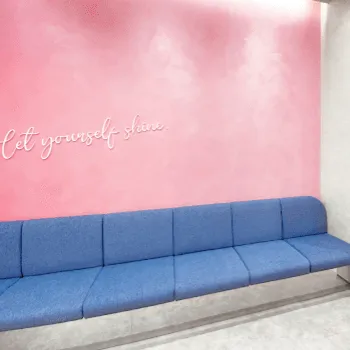 フレイアクリニック 府中付近1院の都度払いの医療脱毛を受ける前の待合室
