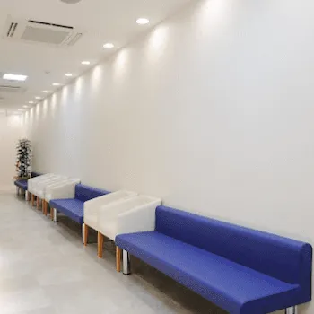 府中ことぶき町形成外科・皮フ科の都度払いの医療脱毛を受ける前の待合室
