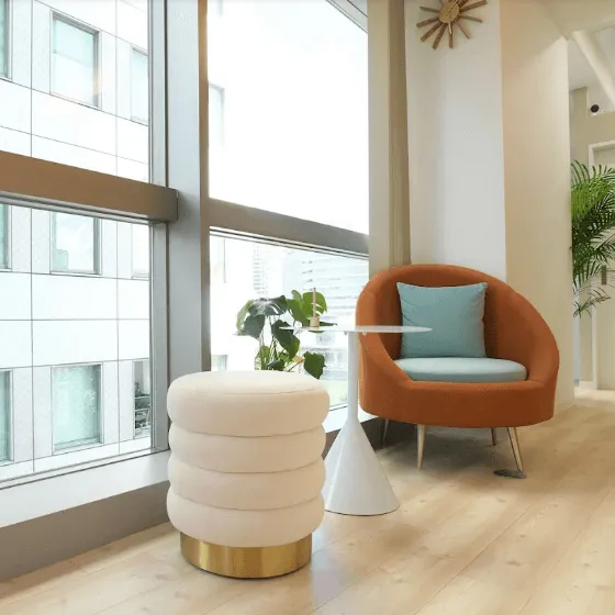 ALMOND CLINICの都度払いの医療脱毛を受ける前の待合室