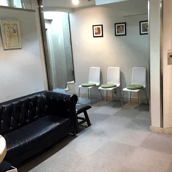 クリニカ市ヶ谷の都度払いの医療脱毛を受ける前の待合室