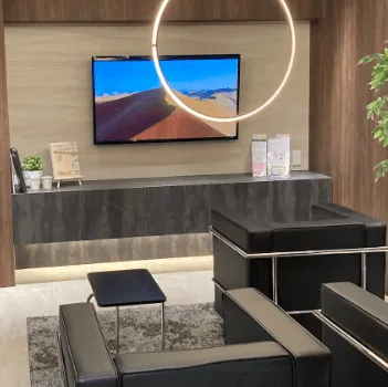 飯田橋ともじり皮ふ科の都度払いの医療脱毛を受ける前の待合室