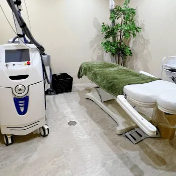 飯田橋ともじり皮ふ科の都度払いの医療脱毛を受ける施術室