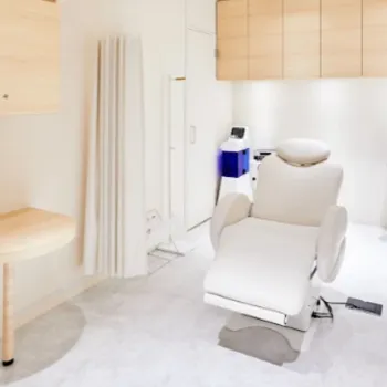 CZEN CLINIC 池袋院のジェントルマックスプロによる施術を受ける施術室