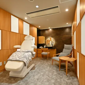 LUNA BEAUTY CLINIC 池袋駅前院のジェントルマックスプロによる施術を受ける施術室