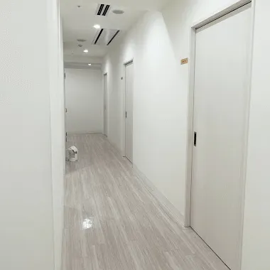 TCB東京中央美容外科 神奈川県6院の都度払いの医療脱毛を受ける前の廊下