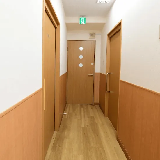 駒沢皮膚科クリニックの都度払いの医療脱毛を受ける前の廊下
