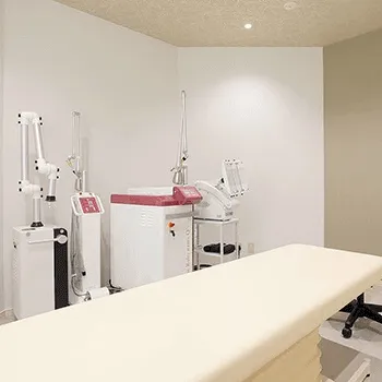 すみとも皮膚科の都度払いの医療脱毛を受ける施術室